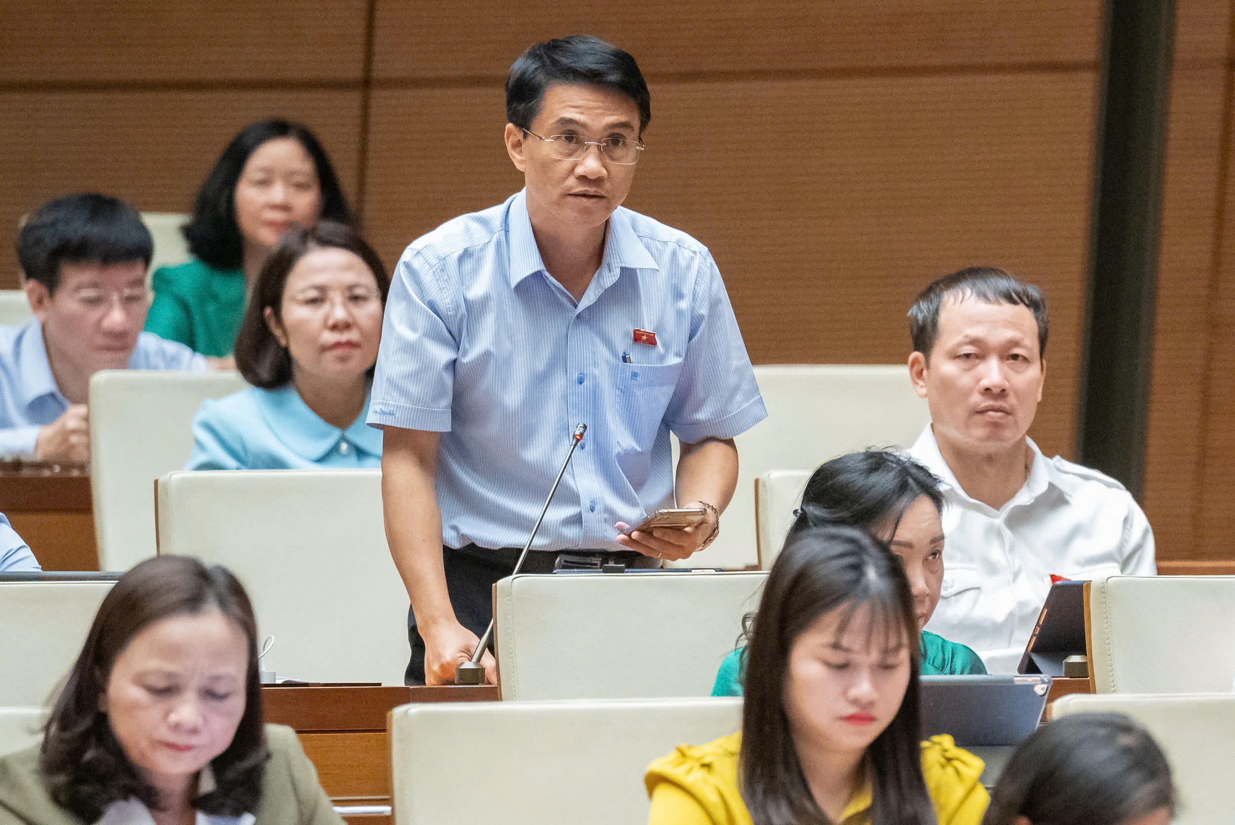 Đại biểu Đỗ Huy Kh&aacute;nh đặt c&acirc;u hỏi về quan điểm của Ng&acirc;n h&agrave;ng Nh&agrave; nước về đề xuất th&agrave;nh lập s&agrave;n giao dịch v&agrave;ng.