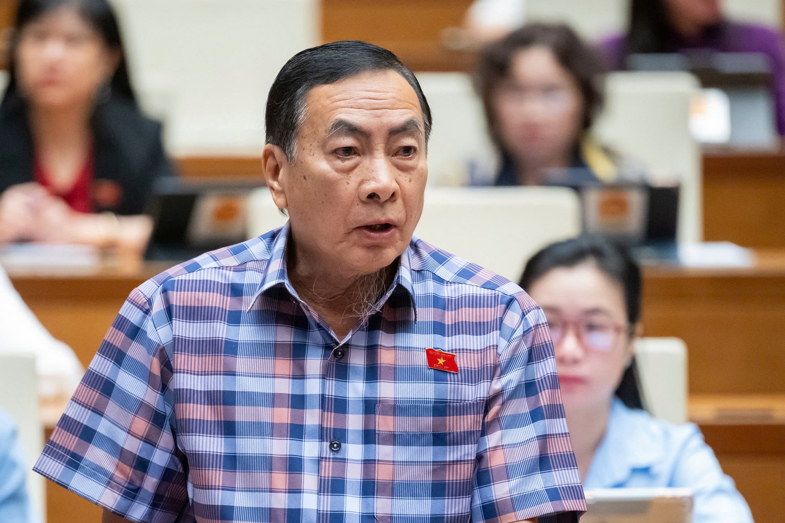 Đại biểu Phạm Văn Ho&agrave; đặt c&acirc;u hỏi về c&aacute;c giải ph&aacute;p b&igrave;nh ổn gi&aacute; v&agrave;ng.