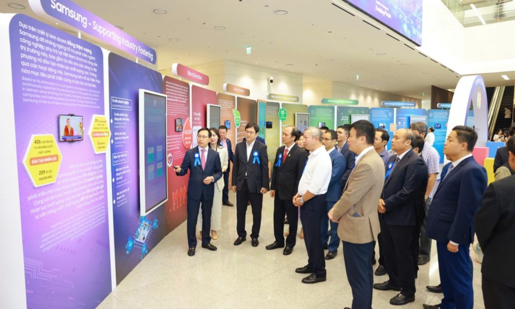 Các đại biểu tham quan Triển lãm các hoạt động trách nhiệm xã hội tiêu biểu của Samsung,