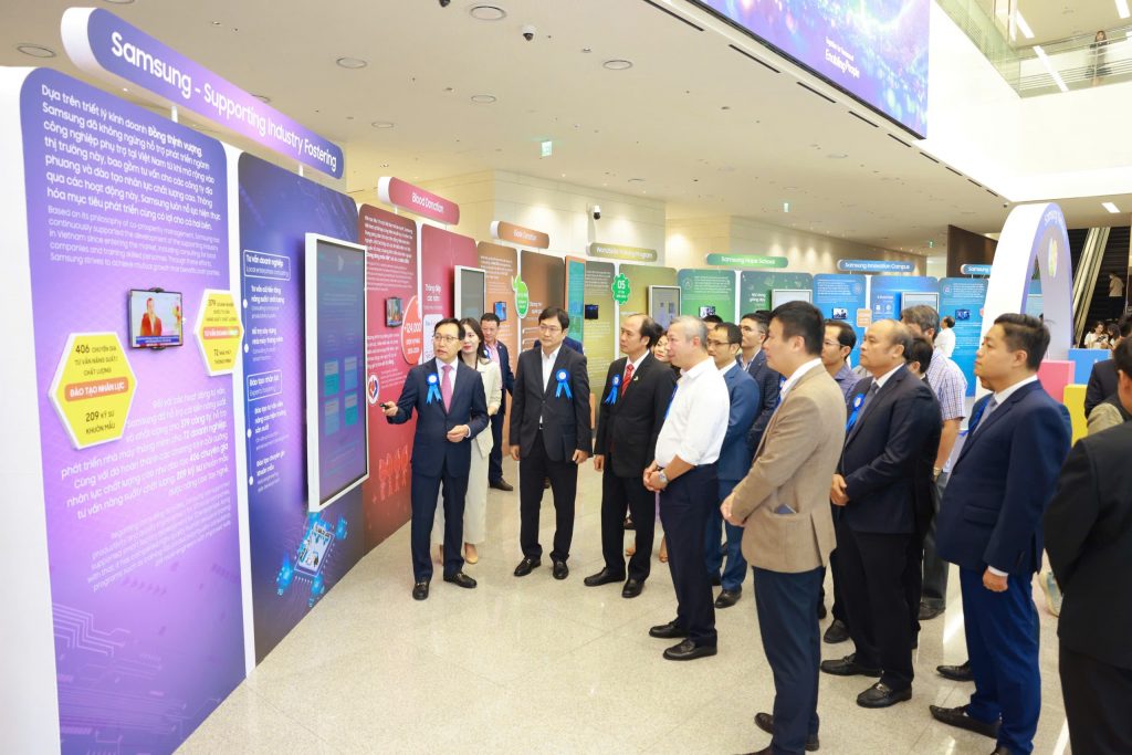 Các đại biểu tham quan Triển lãm các hoạt động trách nhiệm xã hội tiêu biểu của Samsung,