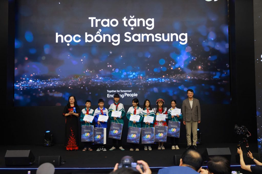 Đại diện Samsung trao tặng học bổng cho đại diện c&aacute;c học sinh c&oacute; ho&agrave;n cảnh kh&oacute; khăn vươn l&ecirc;n trong học tập