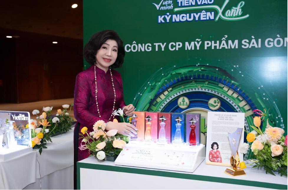 Chairwoman Nguyen Kim Thoa standing next to the product display shelf. Photo: Provided by owner.