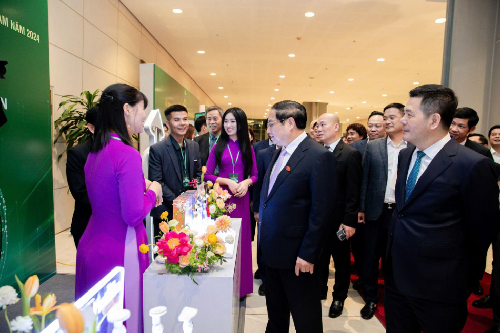 Prime Minister Pham Minh Chinh visiting SCC’s product display booth. Photo: Provided by owner.