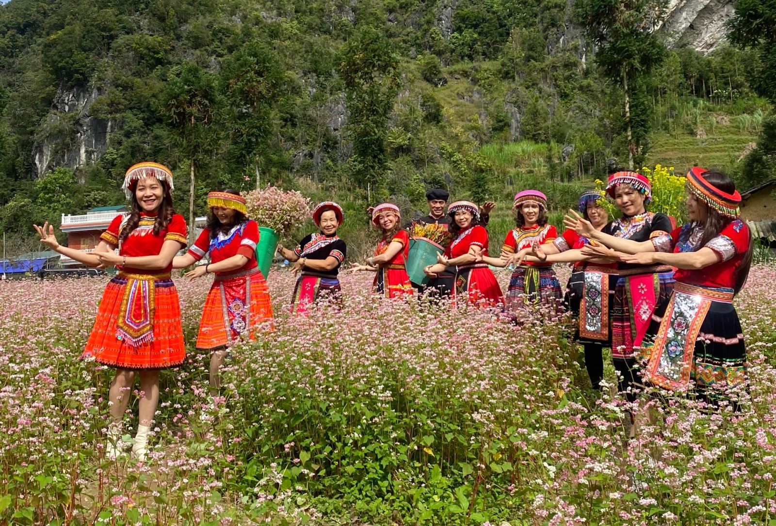 Về du lịch nội địa, bên cạnh các tour đường dài là các tour nội vùng cũng thu hút đông người dân.