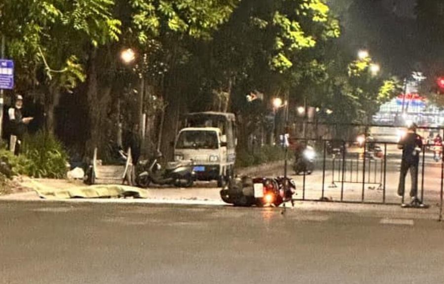 Hiện trường vụ tai nạn do nhóm “quái xế” tông cô gái trẻ dừng chờ đèn đỏ tại ngã tư Trần Hưng Đạo - Bà Triệu (quận Hoàn Kiếm) tử vong.