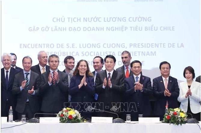President Luong Cuong (front row, 4th from right) at his meeting with Chilean prominent business executives on November 11. (Photo: VNA)