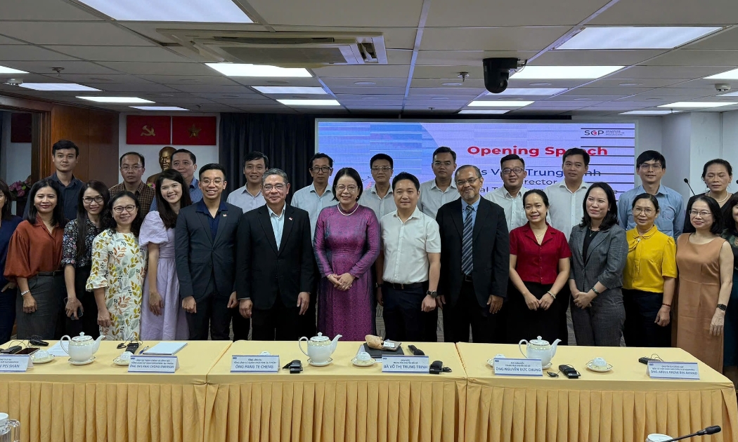 Ban tổ chức và các học viên khai giảng khóa đào tạo về Chiến lược chuyển đổi Chính phủ số tại TP.HCM, sáng 12/11.