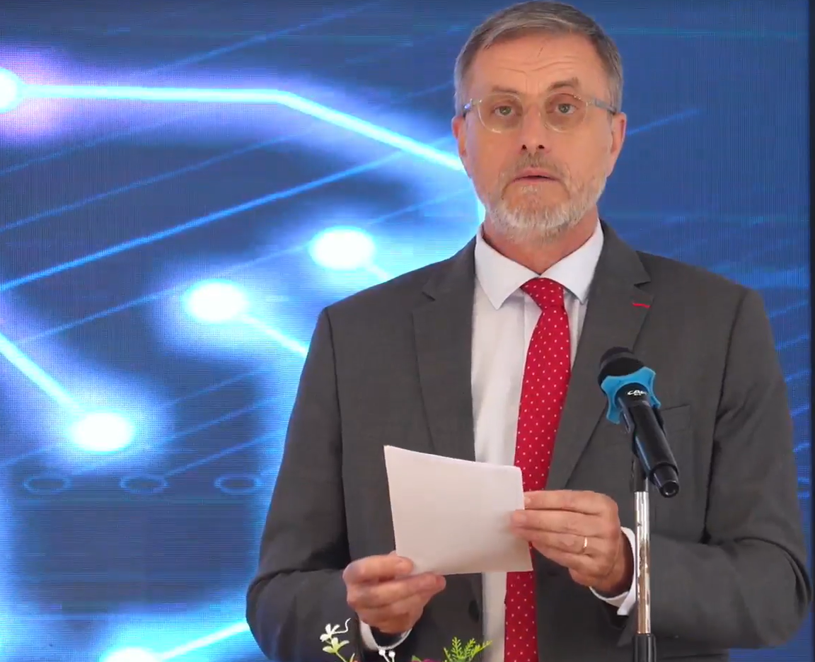 Đại sứ Pháp tại Việt Nam, ông Olivier Brochet cho biết Pháp đã đưa ra một chiến lược quốc gia về trí tuệ nhân tạo và đặt mục tiêu đưa Pháp trở thành quốc gia tiên phong về trí tuệ nhân tạo