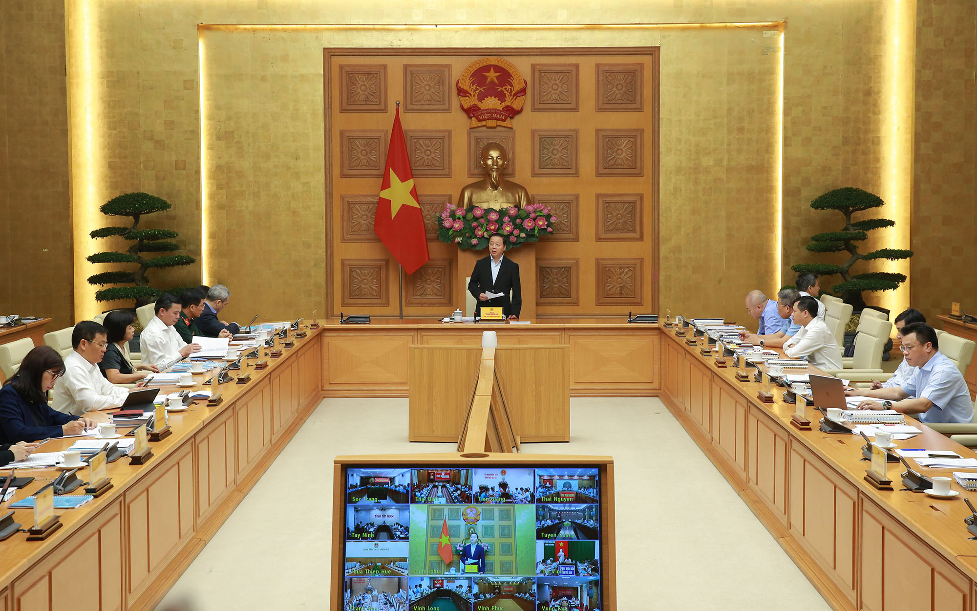 Phó Thủ tướng Trần Hồng Hà chủ trì họp về việc hoàn thiện các Nghị định hướng dẫn Luật Đường bộ. Ảnh: VGP.