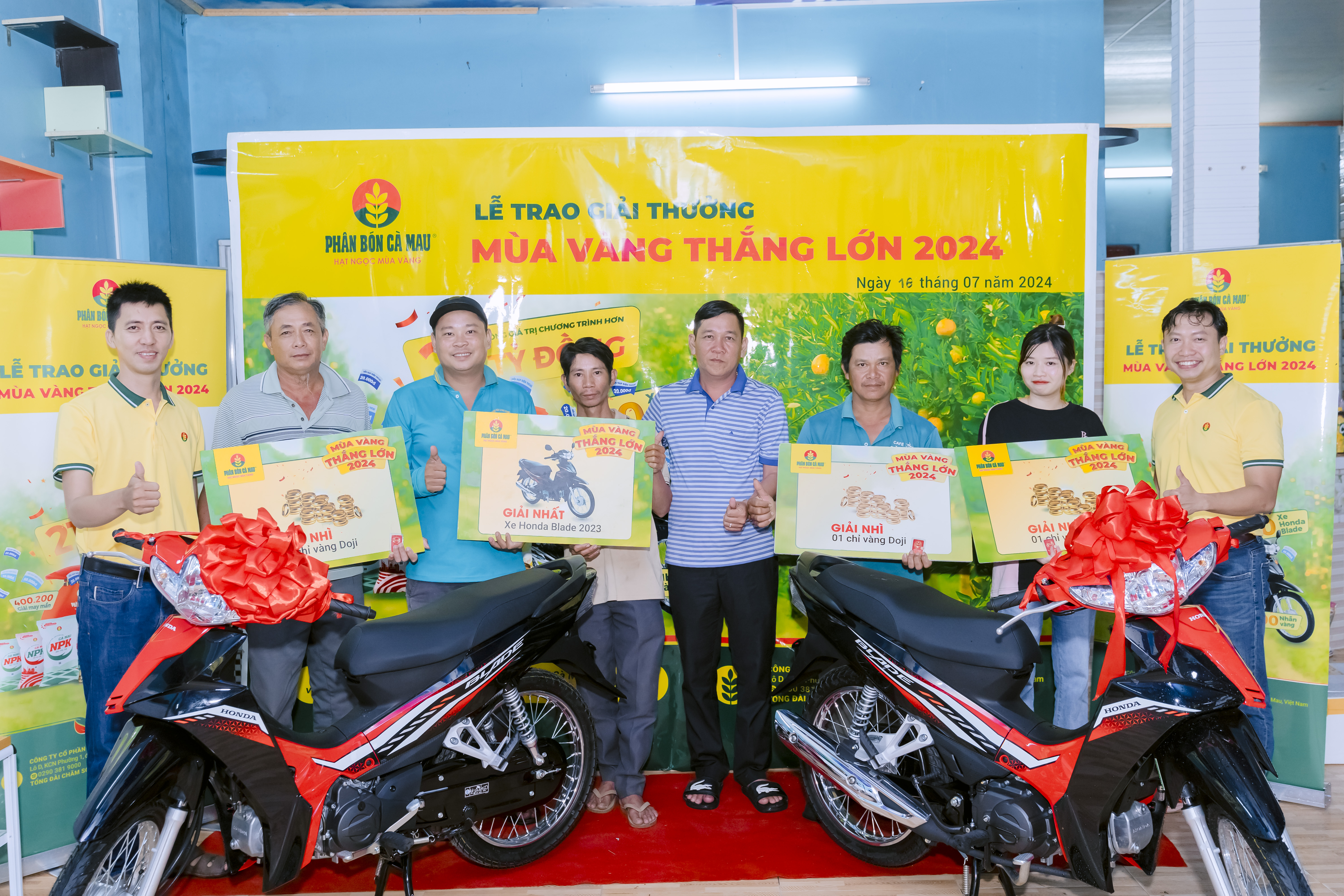 T&iacute;ch cực qu&eacute;t m&atilde; QRcode, anh Trần Hữu Ng&acirc;n v&agrave; nhiều b&agrave; con đ&atilde; tr&uacute;ng xe, tr&uacute;ng v&agrave;ng.