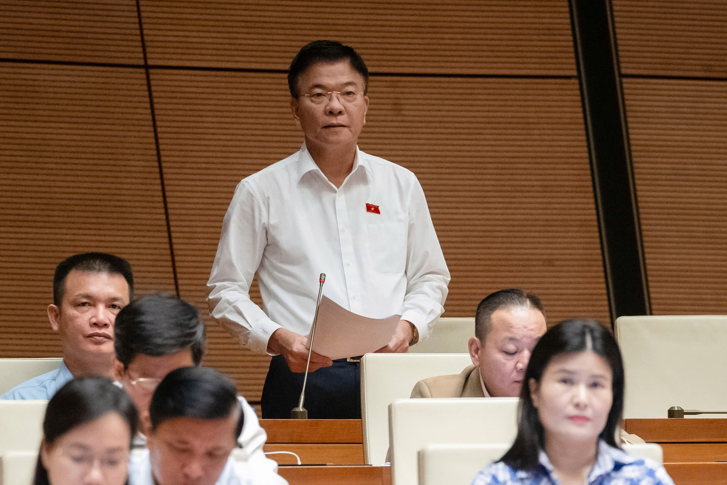 Phó Thủ tướng Chính phủ Lê Thành Long báo cáo giải trình một số nội dung đại biểu quan tâm. Ảnh: Quochoi.vn.