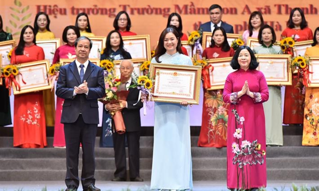 Bí thư Thành uỷ Hà Nội Bùi Thị Minh Hoài và Bộ trưởng Nguyễn Kim Sơn trao danh hiệu Nhà giáo nhân dân, Nhà giáo ưu tú cho các nhà giáo Thủ đô. Ảnh: MOET.