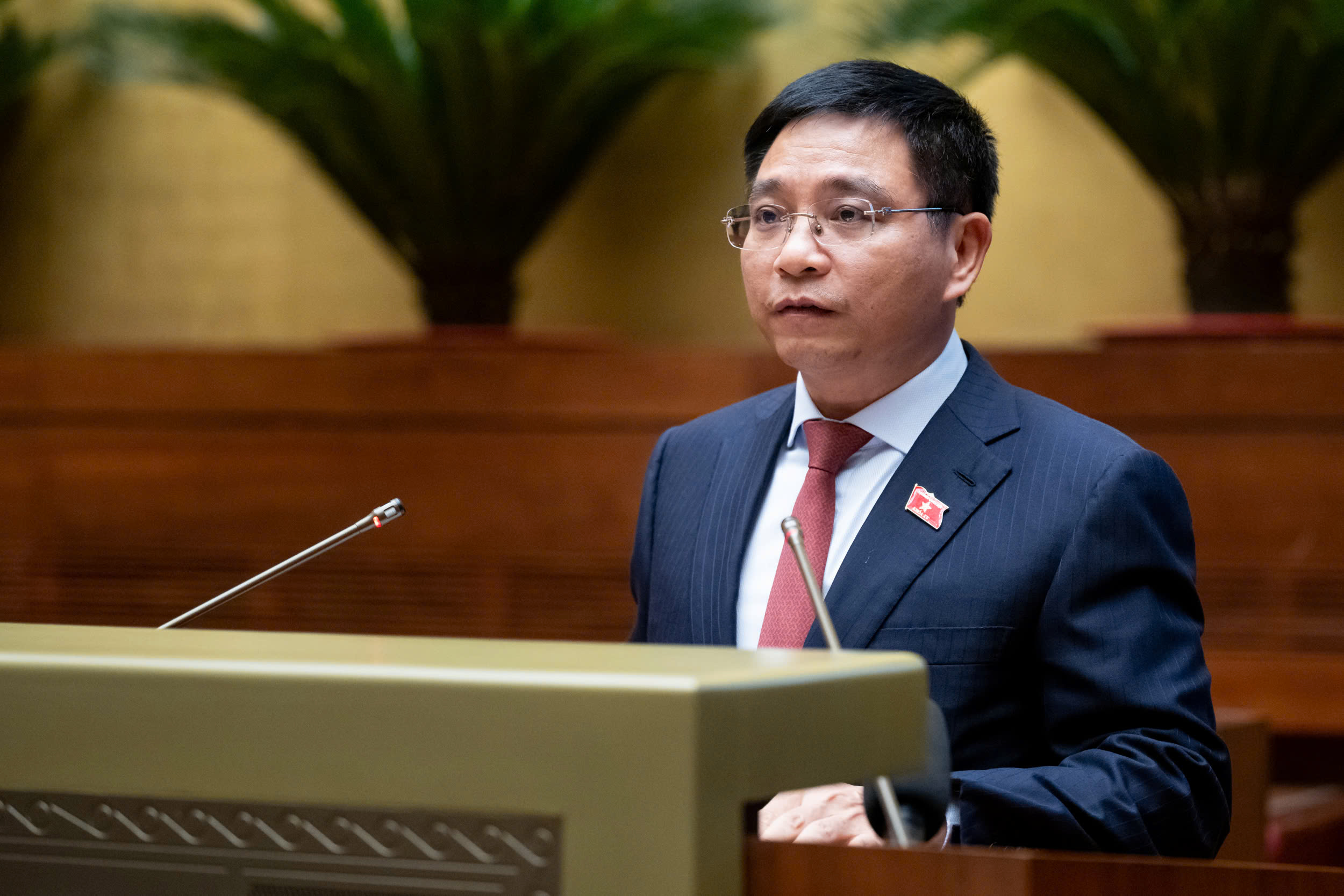 Bộ trưởng Bộ Giao thông Vận tải Nguyễn Văn Thắng trình Quốc hội về việc điều chỉnh chủ trương đầu tư Dự án Cảng hàng không quốc tế Long Thành chiều 12/11.
