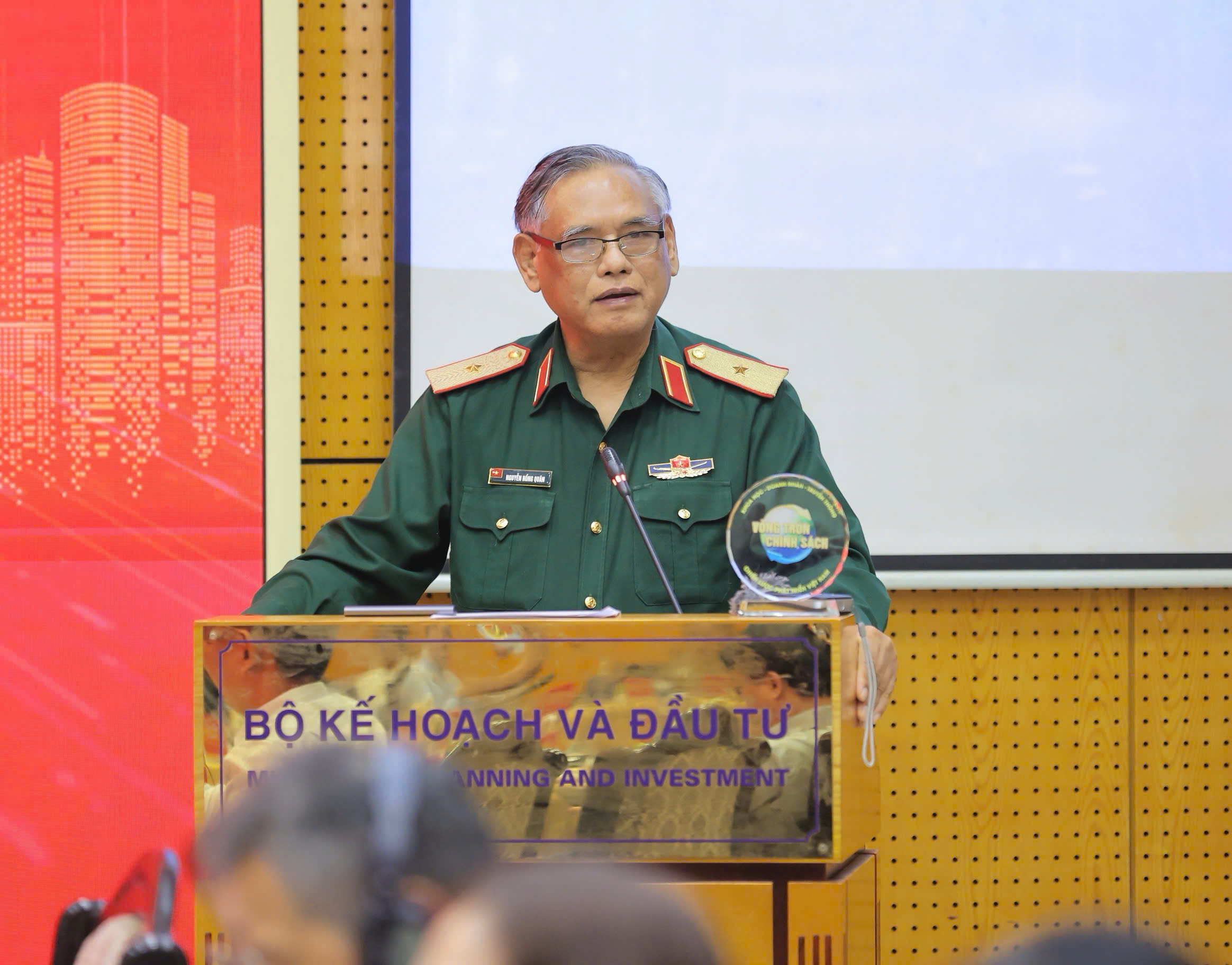 Thiếu tướng GS.TS Nguyễn Hồng Quân, Cố vấn Chiến lược Dữ liệu Quốc gia và Vòng tròn Chính sách, Nguyên Phó Cục trưởng Cục Đối ngoại Bộ Quốc Phòng chia sẻ quan điểm tại Hội thảo.