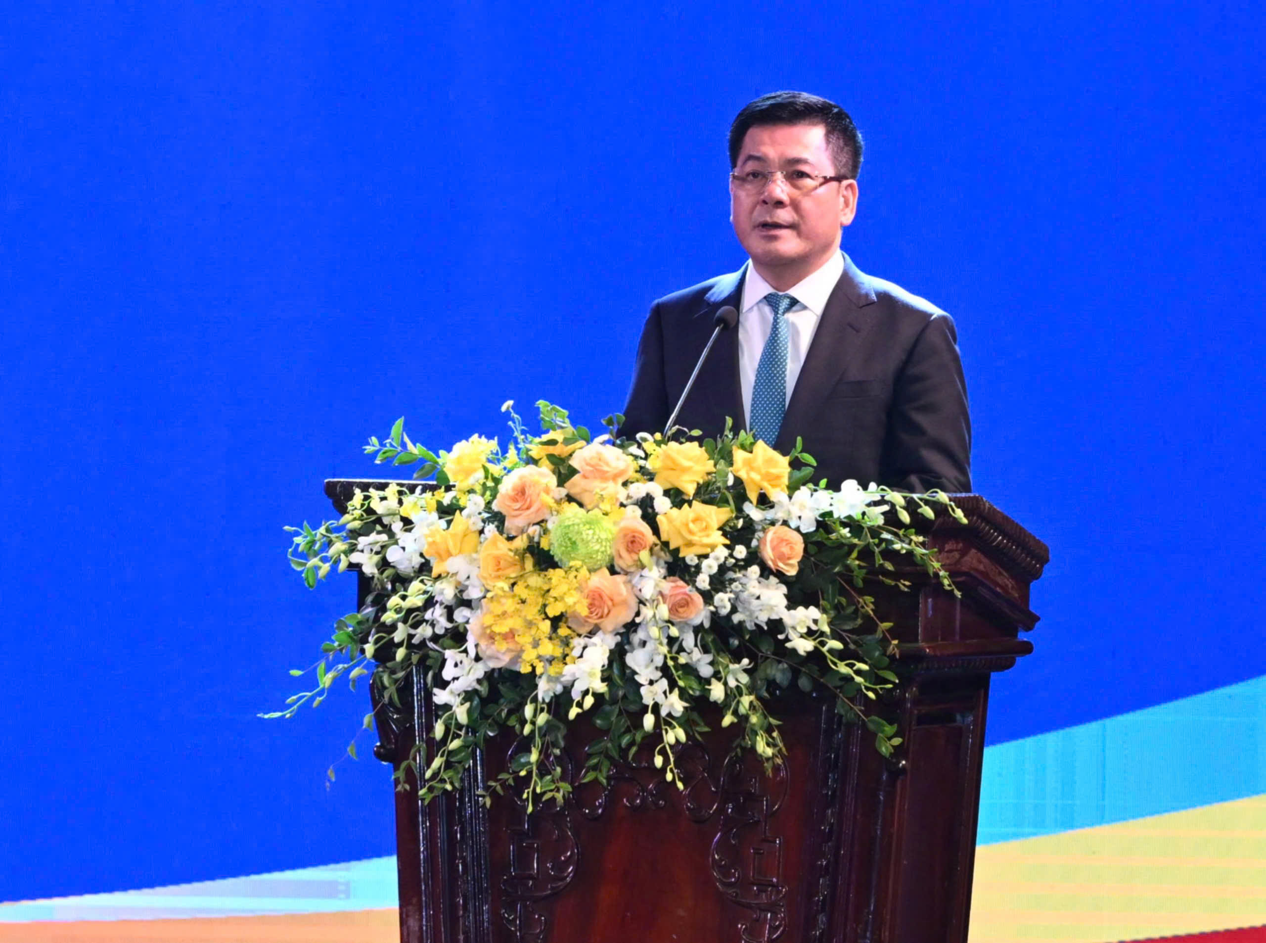 Bộ trưởng Bộ C&ocirc;ng Thương Nguyễn Hồng Di&ecirc;n: 