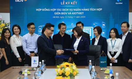Đại diện lãnh đạo KiotViet và BIDV ký hợp đồng hợp tác.