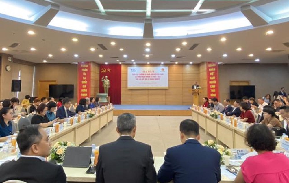 Toạ đ&agrave;m giữa c&aacute;c trưởng cơ quan đại diện Việt Nam tại nước ngo&agrave;i với c&aacute;c doanh nghiệp, hiệp hội.