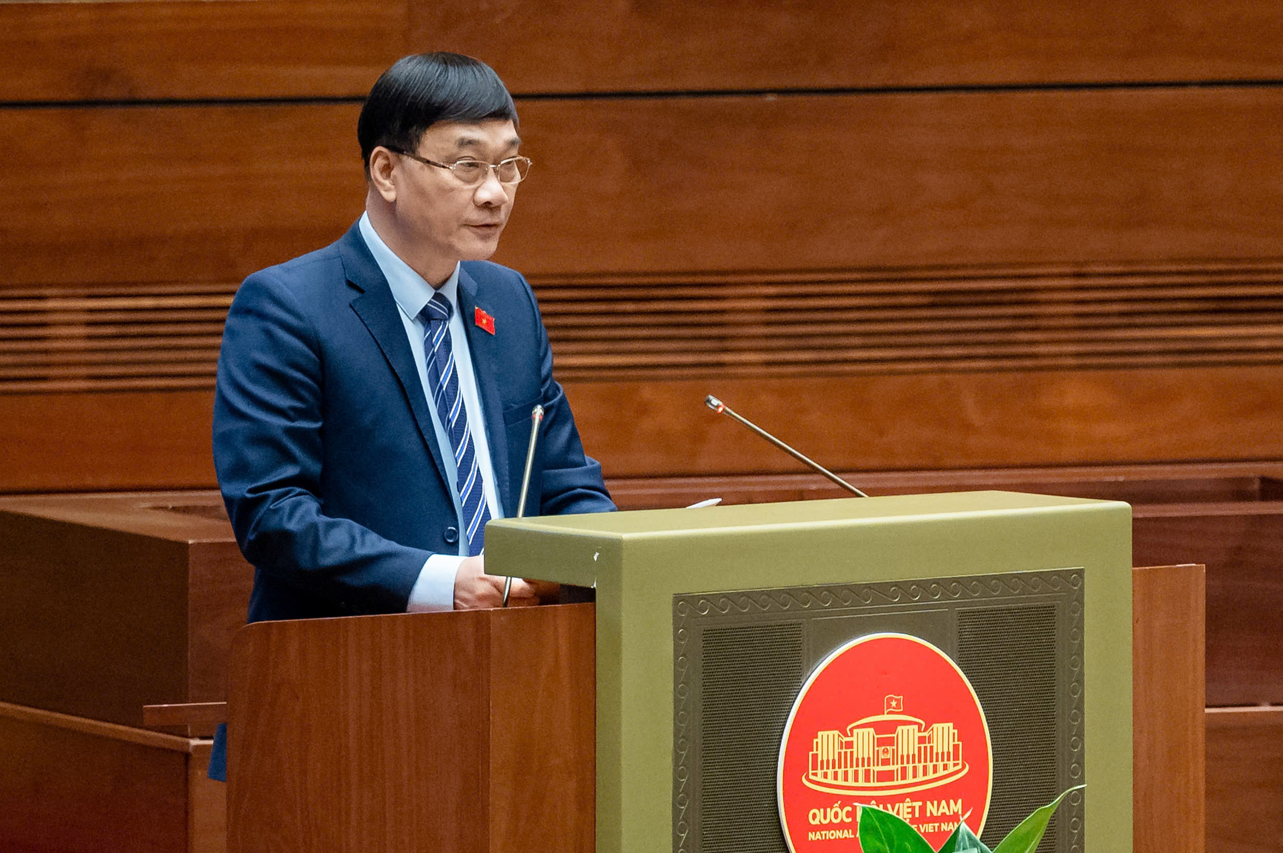 Chủ nhiệm Ủy ban Kinh tế Vũ Hồng Thanh trình bày Báo cáo thẩm tra.