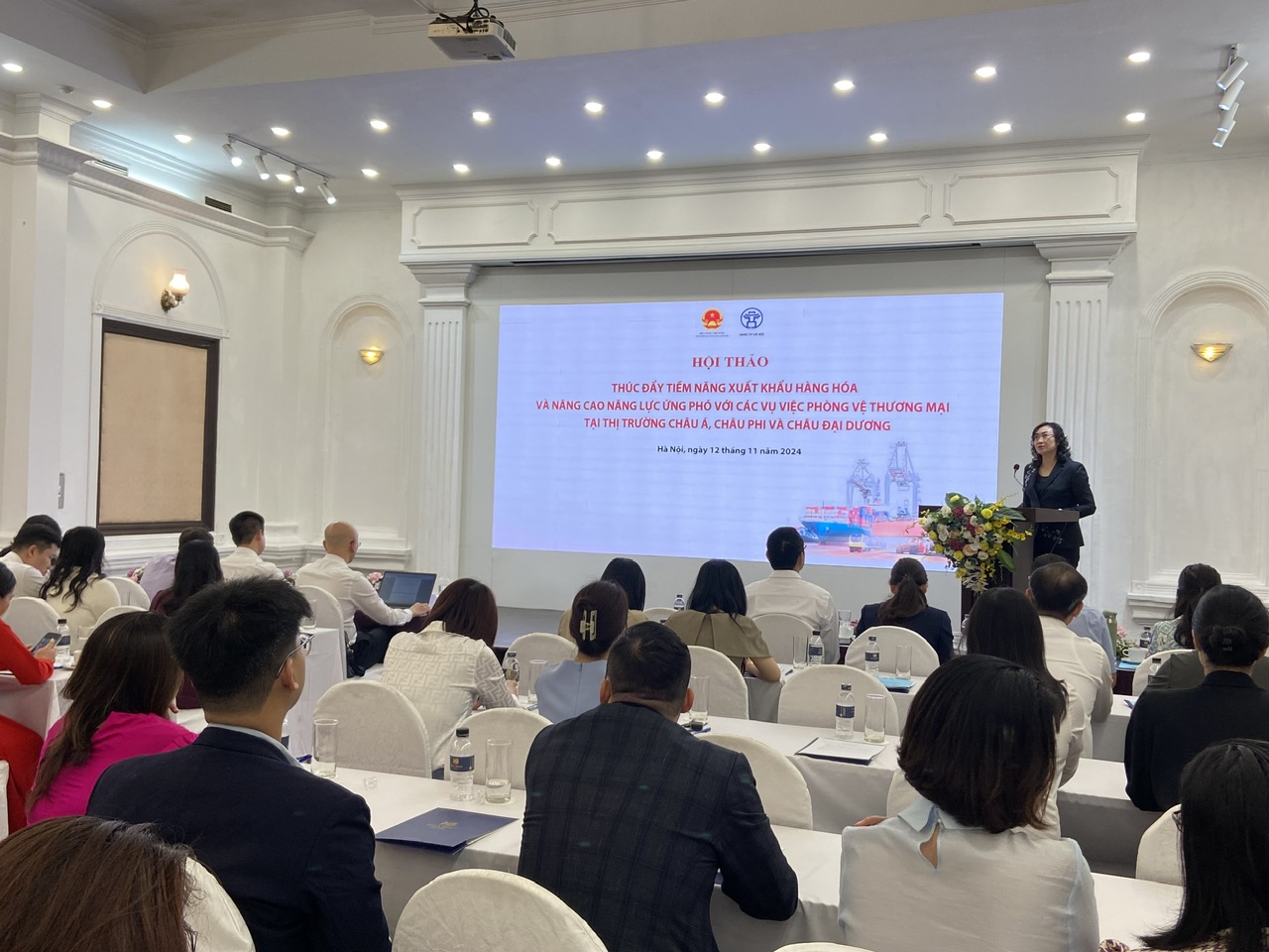 Bà Phan Thị Thắng, Thứ trưởng Bộ Công Thương, phát biểu tại hội thảo