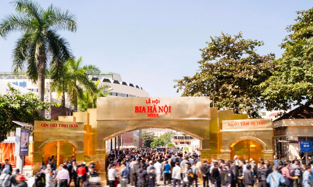 Lễ hội Bia Hà Nội năm 2023 thu hút đông đảo khách hàng tham dự.