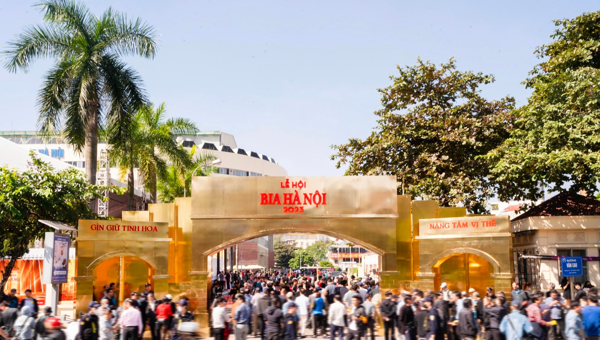 Lễ hội Bia Hà Nội năm 2023 thu hút đông đảo khách hàng tham dự.