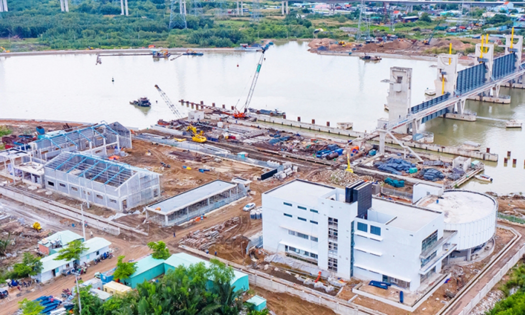 Mức nợ vay nêu trên ở mức cao kỷ lục, trong khi tiến độ giải ngân đầu tư công chậm gây lo ngại lãng phí nguồn lực.