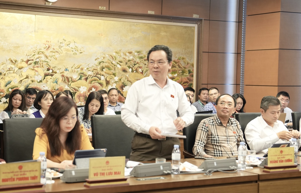 Đại biểu Hoàng Văn Cường, đoàn Hà Nội, phát biểu ý kiến tại tổ về dự án đường sắt tốc độ cao Bắc- Nam.