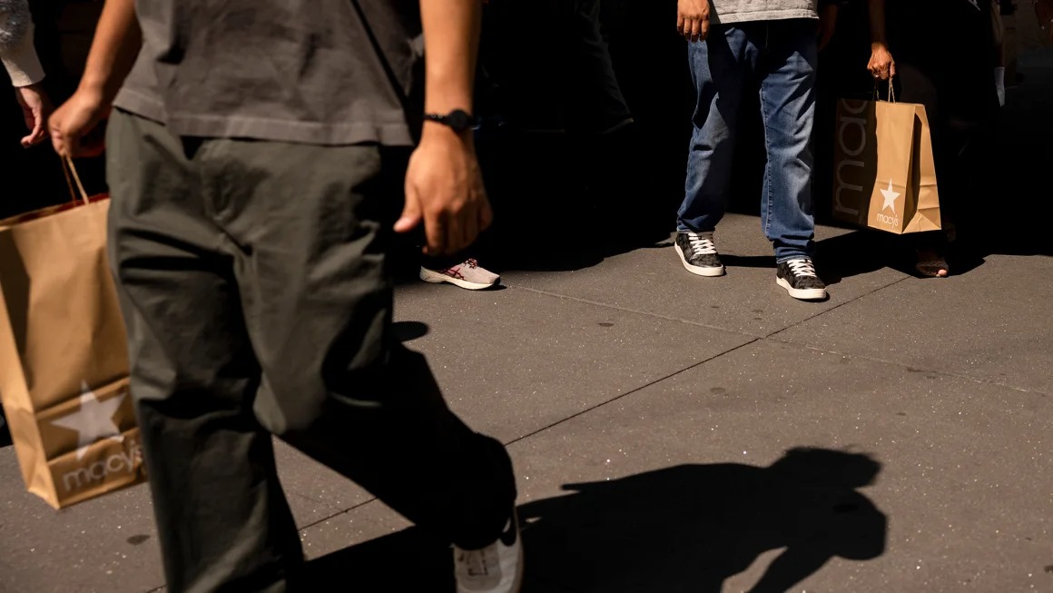 tiêu xài quá mức (doom spending) là hành vi tiêu tiền để giải tỏa nỗi sợ hãi về các vấn đề vĩ mô như chính trị hay kinh tế - Getty Images