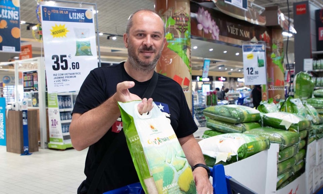 Gạo Việt Nam tại đại siêu thị Carrefour Part Dieu (Pháp).