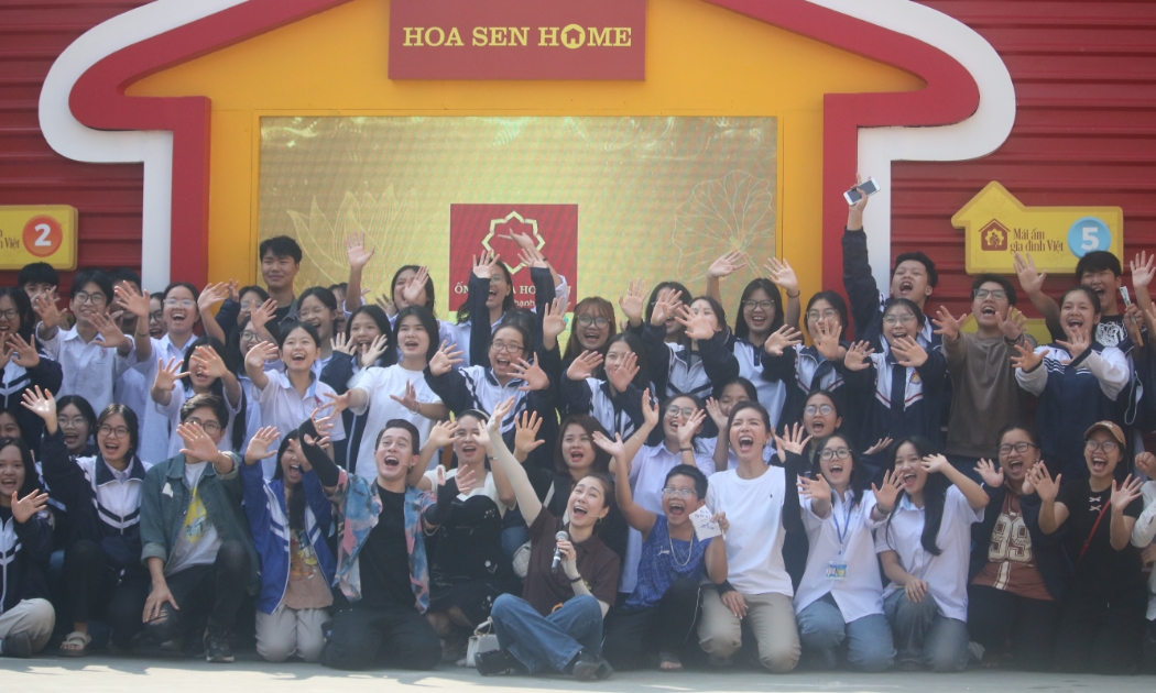 MC Thanh Thảo, siêu mẫu Minh Tú và diễn viên Quang Anh giao lưu cùng khán giả Hà Nam.