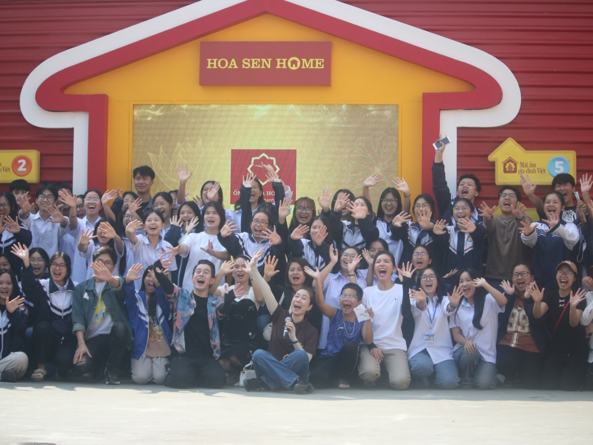 MC Thanh Thảo, siêu mẫu Minh Tú và diễn viên Quang Anh giao lưu cùng khán giả Hà Nam.