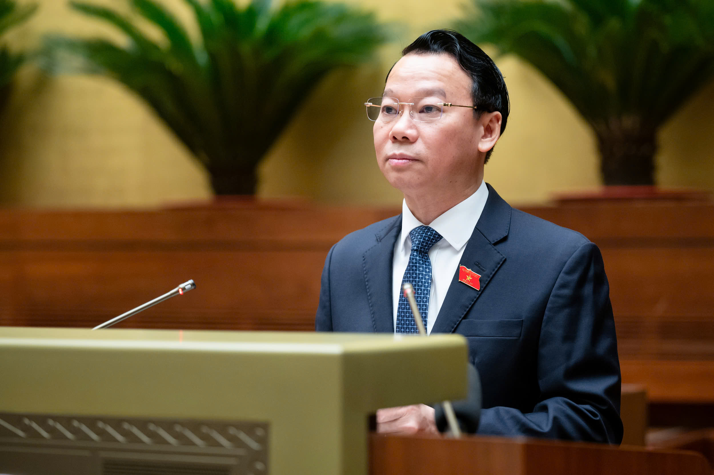 Bộ trưởng Bộ Tài nguyên và Môi trường Đỗ Đức Duy trình Quốc hội dự thảo Nghị quyết của Quốc hội thí điểm thực hiện dự án nhà ở thương mại thông qua thỏa thuận về nhận quyền sử dụng đất.