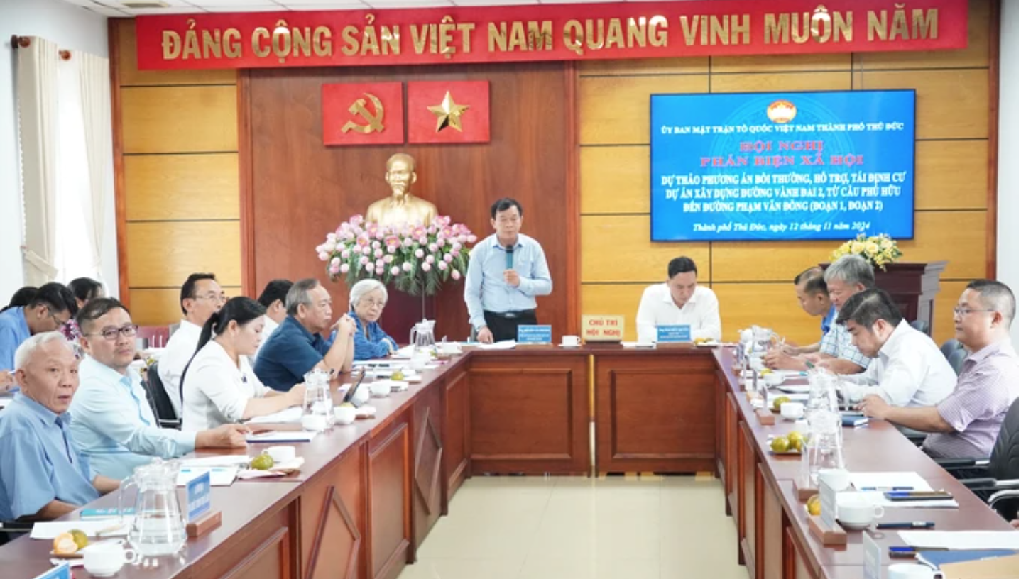 C&aacute;c đại biểu tham dự&nbsp;hội nghị &ldquo;Phản biện x&atilde; hội dự thảo Phương &aacute;n bồi thường, hỗ trợ, t&aacute;i định cư dự &aacute;n x&acirc;y dựng đường v&agrave;nh đai 2