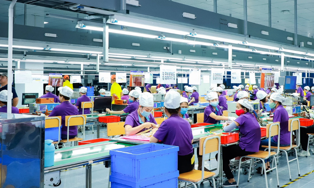 Công nhân làm việc tại Công ty Luxshare-ICT ở Khu công nghiệp VSIP Nghệ An. Ảnh: Thành Duy