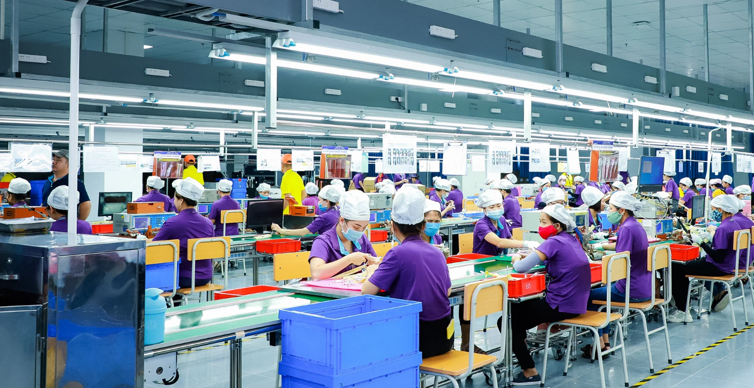 Công nhân làm việc tại Công ty Luxshare-ICT ở Khu công nghiệp VSIP Nghệ An. Ảnh: Thành Duy