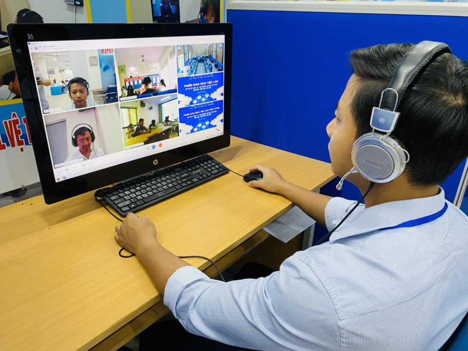 Tuyển dụng lao động online. 