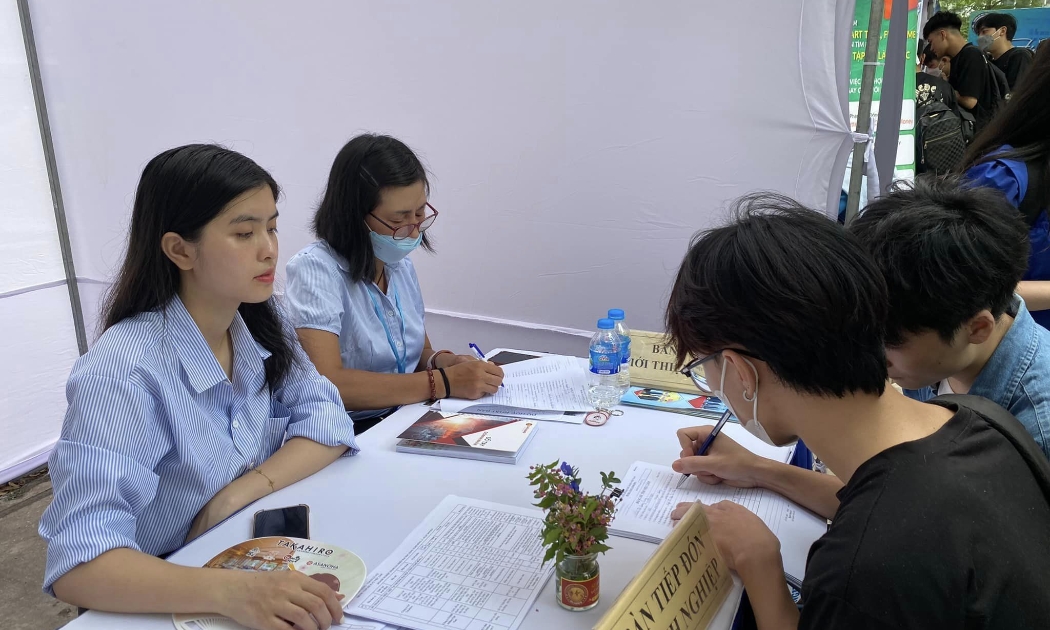 Người lao động đăng ký thông tin tìm kiếm việc làm tại Hà Nội. Ảnh: Thanh Bình.