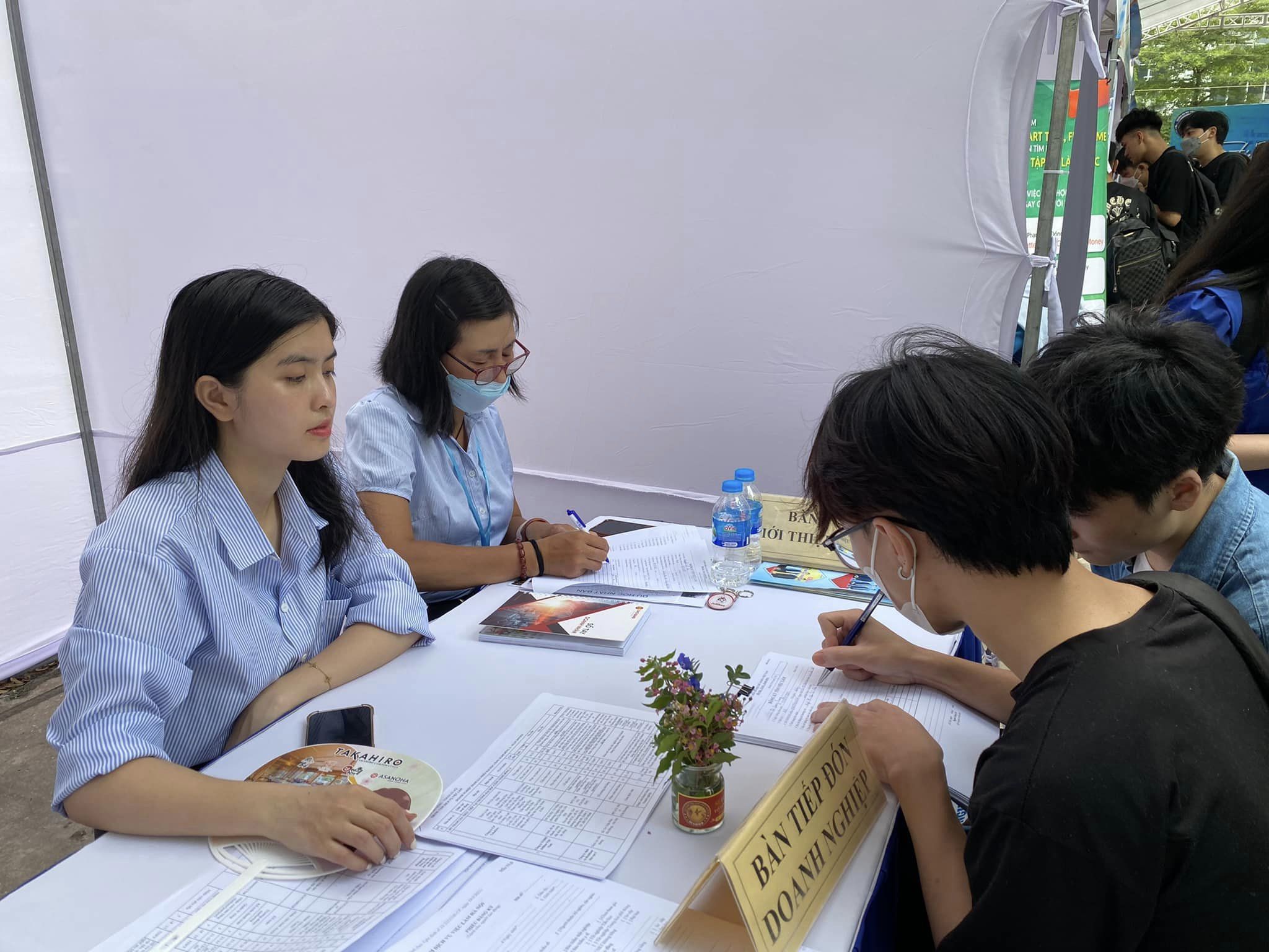 Người lao động đăng ký thông tin tìm kiếm việc làm tại Hà Nội. Ảnh: Thanh Bình.
