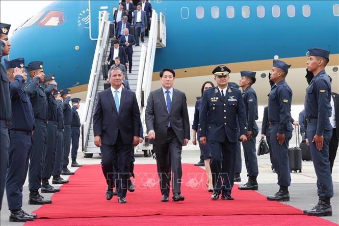 Lễ đón Chủ tịch nước Lương Cường tại sân bay quốc tế Jorge Chávez ở thủ đô Lima, Peru - Ảnh: TTXVN