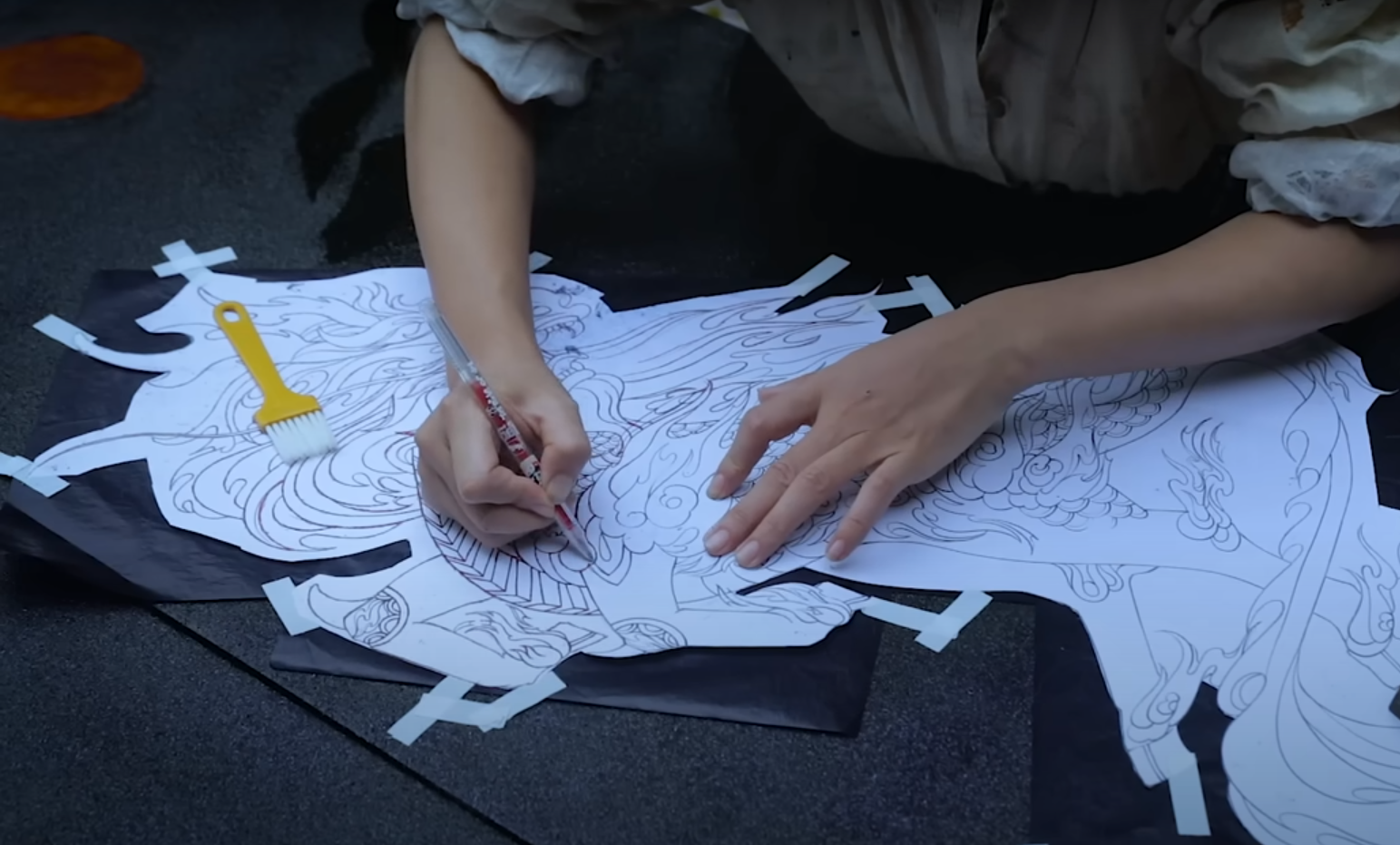 Video đầu tiên sau 4 năm của cô, dài 14 phút, được ghi hình kéo dài hàng tháng khi cô làm một chiếc tủ quần áo bằng kỹ thuật chạm khắc sơn mài cổ.