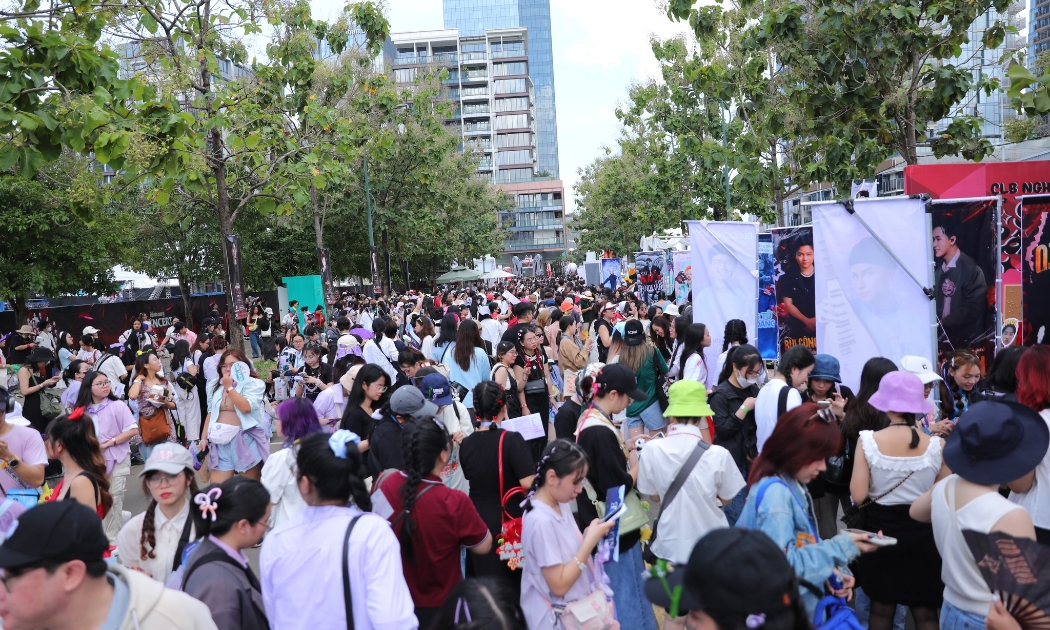 Khán giả trẻ Việt Nam không ngại đội nắng đổ về concert Anh trai vượt ngàn chông gai tại TP.HCM tháng 10 vừa qua.