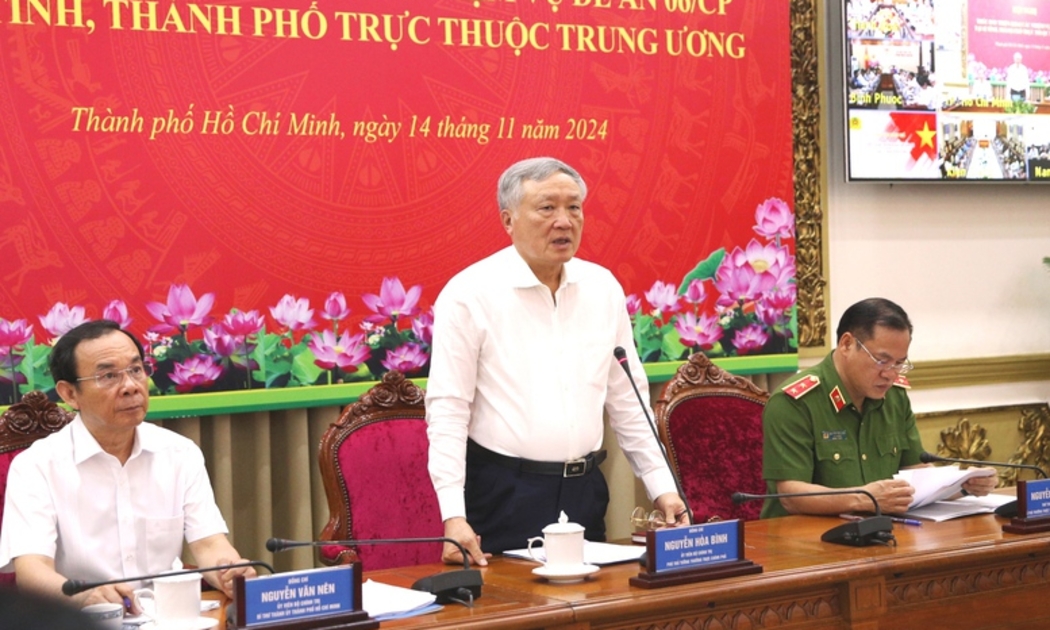 Phó Thủ tướng Thường trực Chính phủ Nguyễn Hòa Bình chủ trì hội nghị trực tiếp kết hợp trực tuyến về thúc đẩy các nhiệm vụ Đề án 06 tại 12 tỉnh, thành phố trực thuộc Trung ương, chiều 14/11 (Ảnh: VGP/Nguyễn Hoàng).