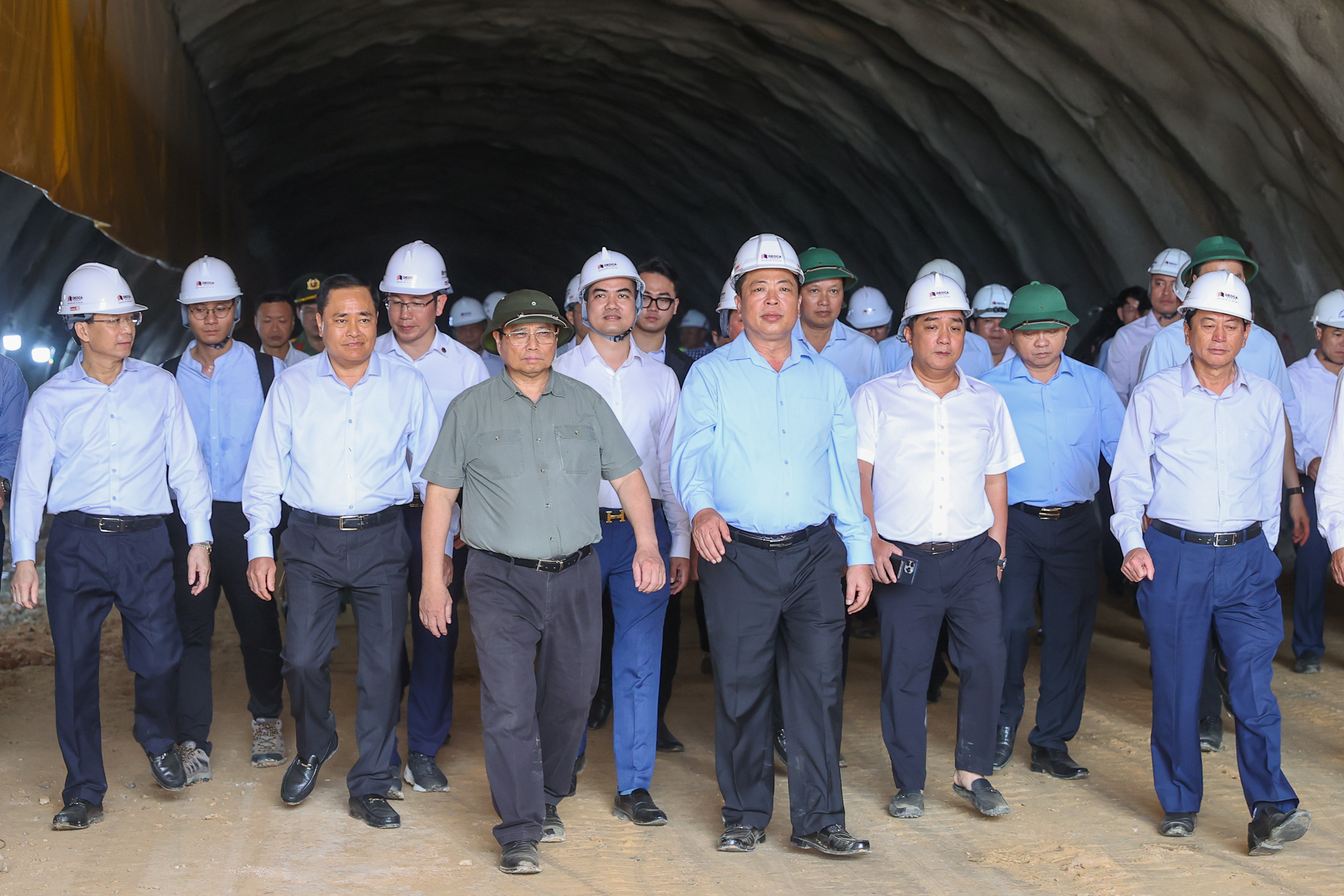 Thủ tướng kiểm tra tại hầm số 2 (Km 71) dự án cao tốc Đồng Đăng-Trà Lĩnh - Ảnh: VGP