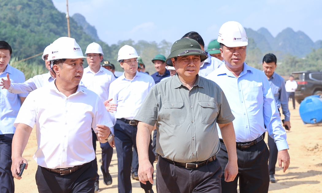 Thủ tướng khảo sát thực địa - Ảnh: VGP