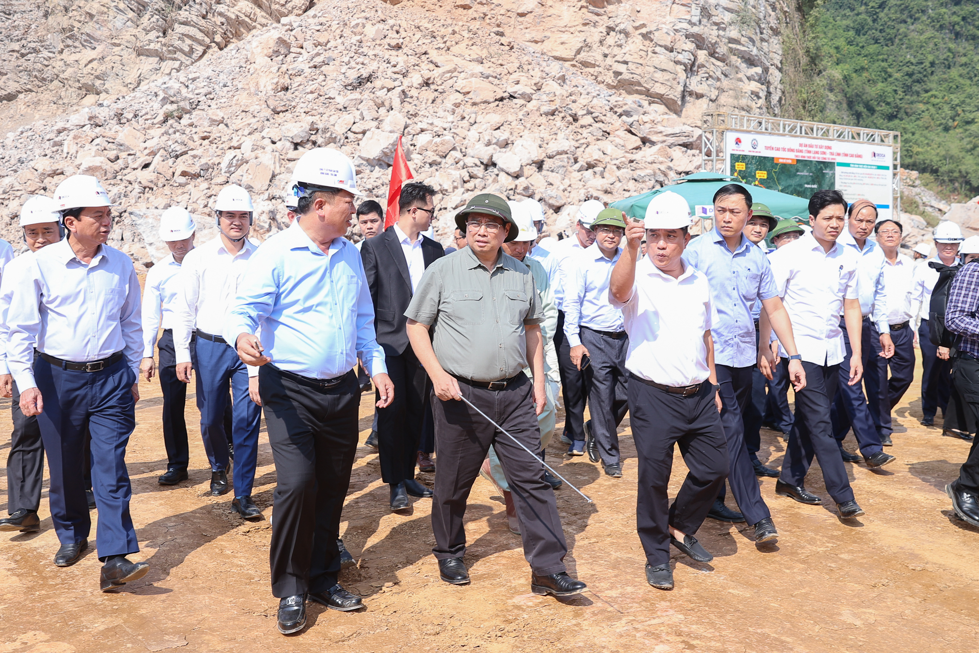 Thủ tướng kiểm tra tiến độ triển khai dự án đường cao tốc Hữu Nghị-Chi Lăng tại nút giao IC8 thuộc xã Hạnh Phúc, huyện Quảng Hà, tỉnh Cao Bằng - Ảnh: VGP