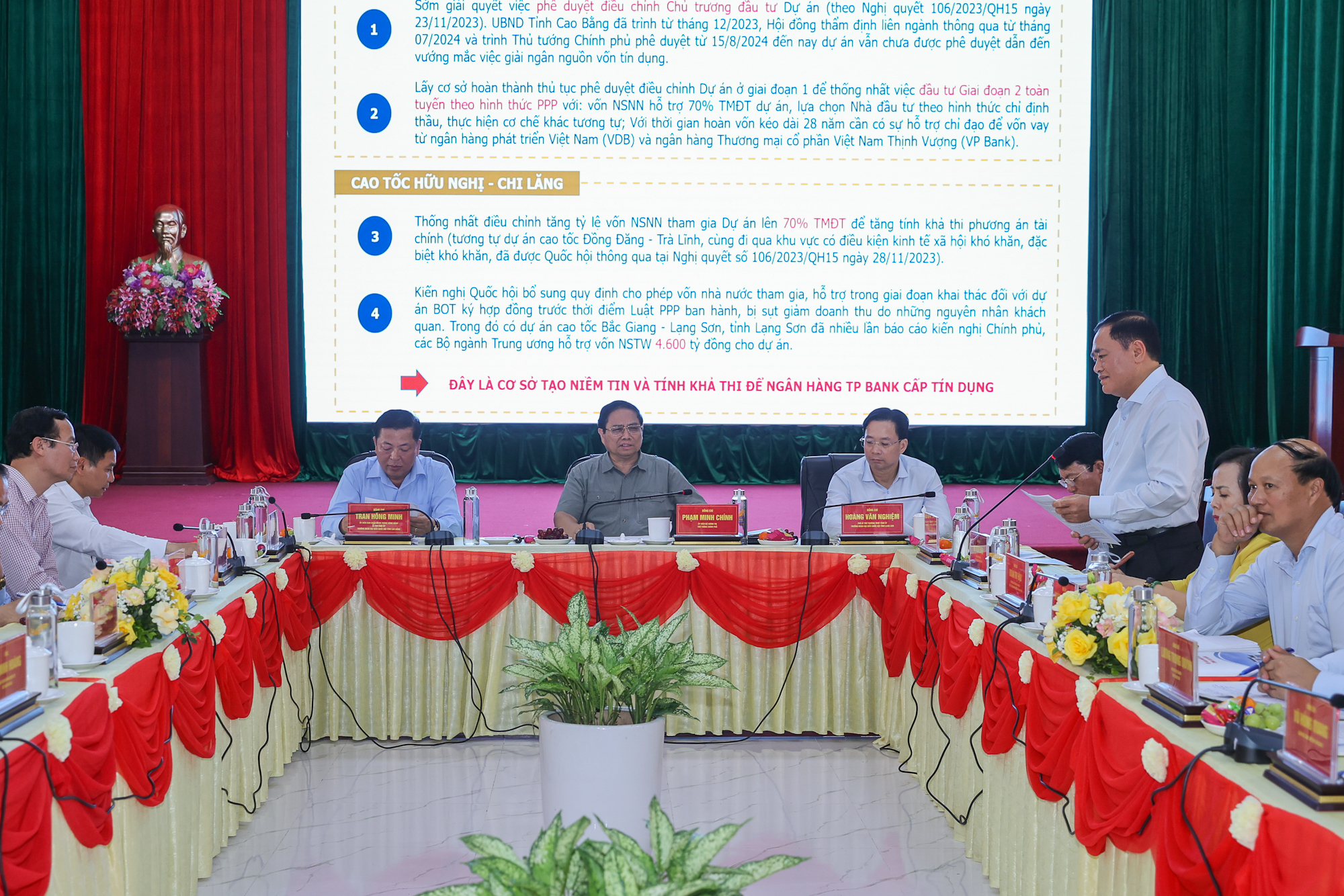 Chủ tịch UBND tỉnh Lạng Sơn Hồ Tiến Thiệu báo cáo với Thủ tướng về tình hình thực hiện dự án đầu tư xây dựng tuyến cao tốc Đồng Đăng (tỉnh Lạng Sơn)-Trà Lĩnh (tỉnh Cao Bằng) - Ảnh: VGP