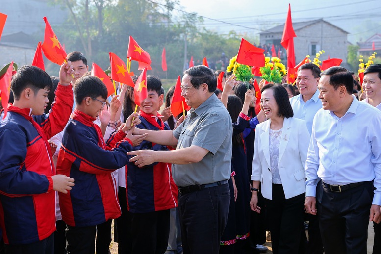 Thủ tướng thăm hòi trò chuyện với bà con, và các cháu thiếu nhi dự ngày hội. Ảnh: VGP.