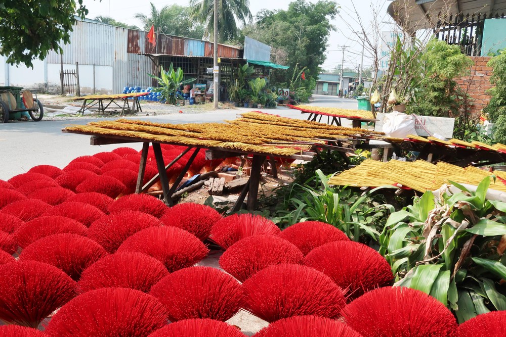 Làng nghề truyền thống làm nhang ở Bình Chánh cũng là một điểm nhấn để hướng đến câu chuyện về du lịch làng nghề ngay giữa lòng thành phố.