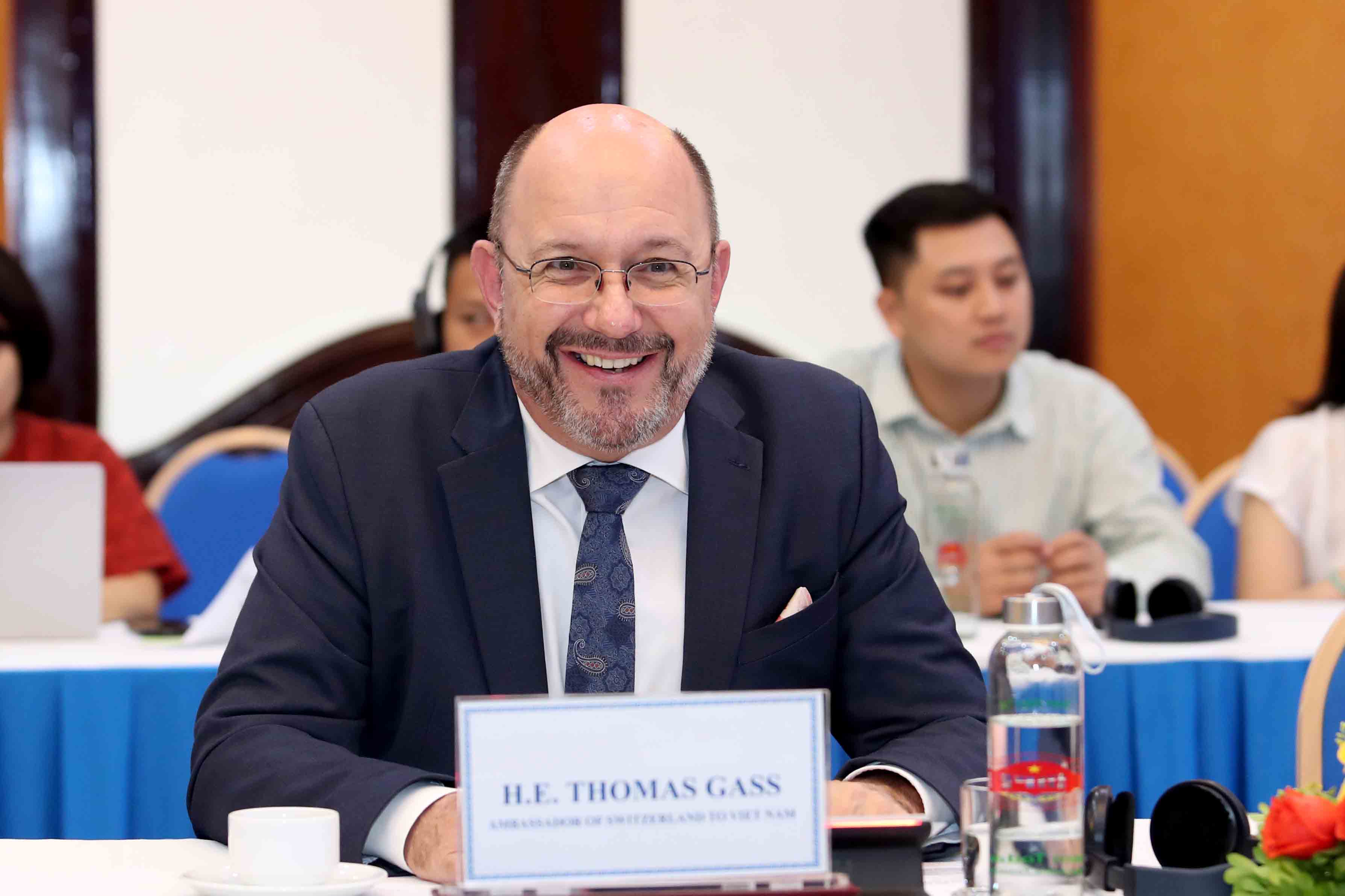 Ng&agrave;i Thomas Gass, Đại sứ Thụy Sỹ tại Việt Nam cho biết Thụy Sỹ sẽ hỗ trợ h&agrave;nh tr&igrave;nhViệt Nam hướng tới vị thế thu nhập cao v&agrave; cam kết đạt mức ph&aacute;t thải r&ograve;ng bằng 0 .