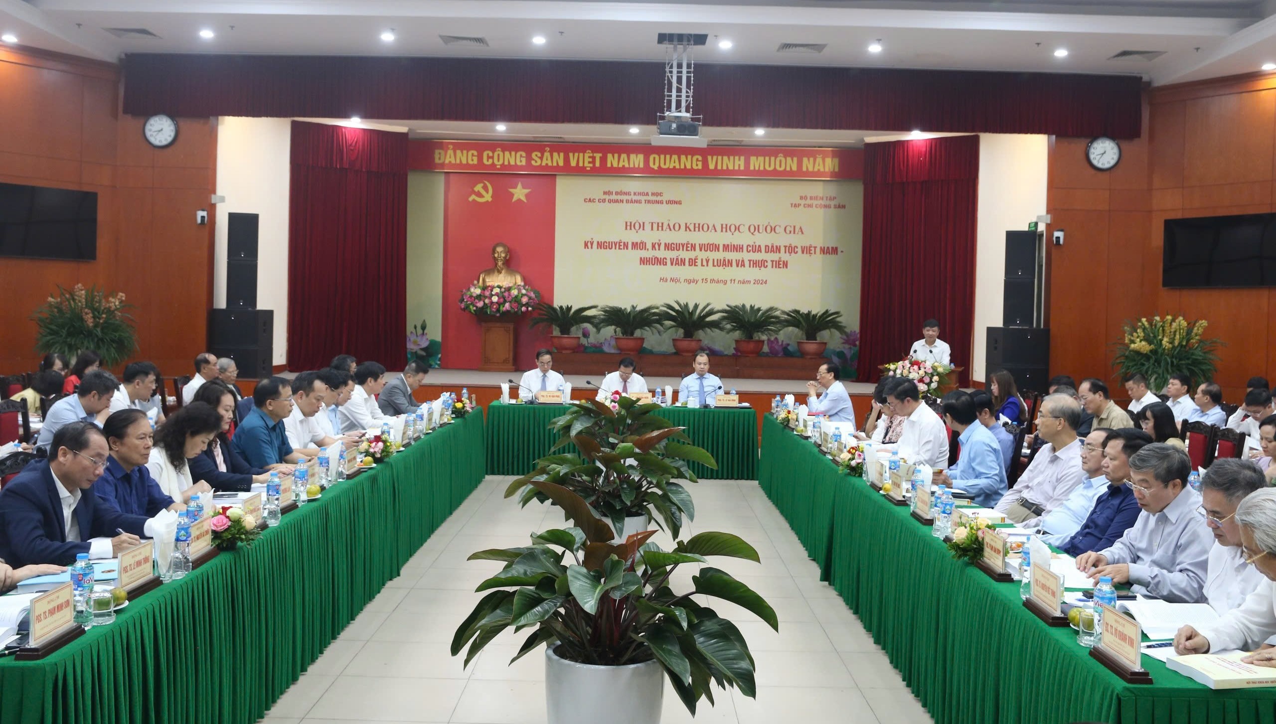 Hội thảo khoa học quốc gia với sự tham gia của nhiều đại biểu, nhà khoa học.